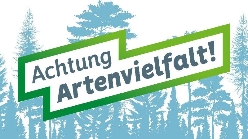© FEdA; Hintergrund: Can Stock Photo / macrovector Das Bild zeigt das Logo der Aktionswoche „Achtung Artenvielfalt!“ vor stilisierten hellblauen Baumsilhouetten.