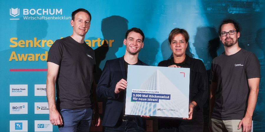 Das Bild zeigt die Überreichung des 5.000. Gründungstipendiums NRW mit zwei PtJ-Kollegen und Mona Neubauer.