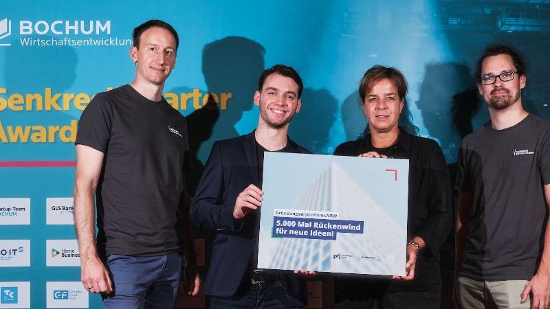 © Donna und der Blitz GmbH Das Bild zeigt die Überreichung des 5.000. Gründungstipendiums NRW mit zwei PtJ-Kollegen und Mona Neubauer.