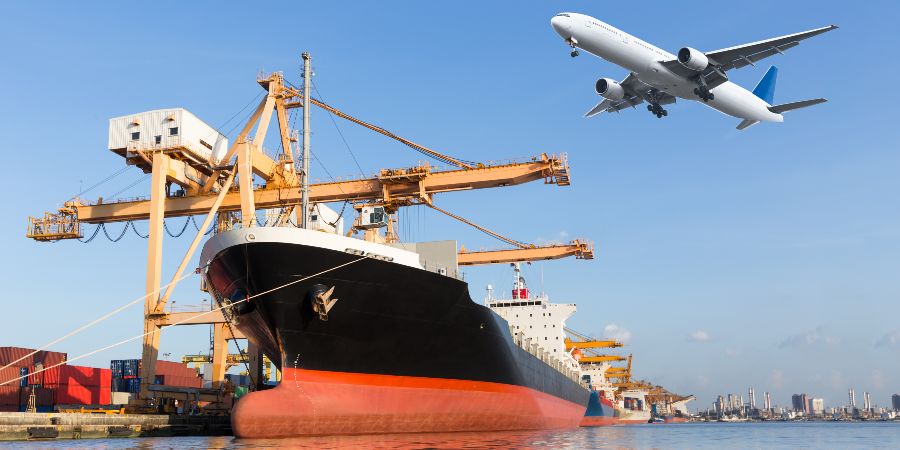 Das Bild zeigt einen Hafen, ein Frachtschiff und ein Flugzeug