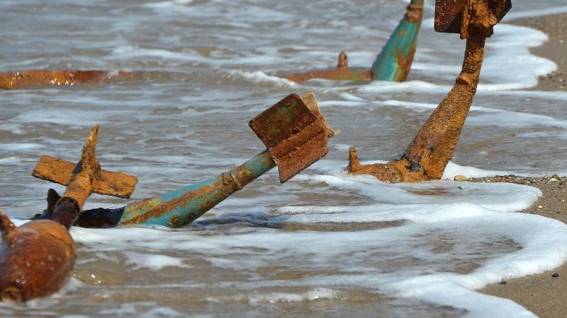 Das Bild zeigt verrostete Munition im Meer