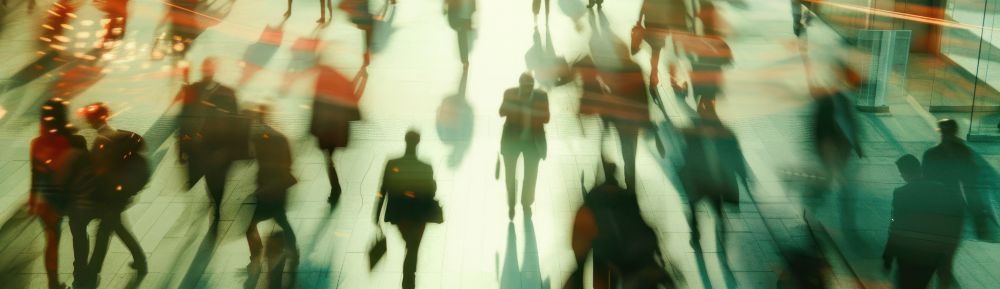 Viele Menschen bewegen sich dynamisch durcheinander.