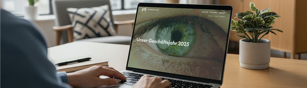 Auf dem Bild ist ein Laptop zu sehen, der den Geschäftsbericht 2025 von PtJ zeigt.