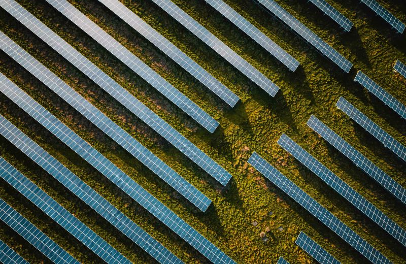 Auf dem Bild ist eine Photovoltaikanlage aus der Vogelperspektive zu sehen.