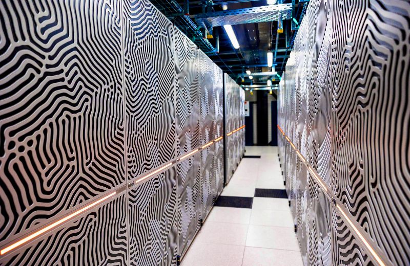 Blick zwischen die Reihen mit JUPITER-Racks