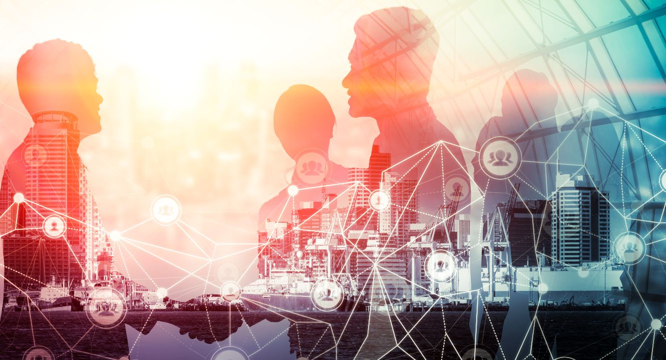 Das Bild zeigt Shillouetten von Menschen, die miteinander reden. davor Symbole, die mit einem Netz miteinander verbunden sind.