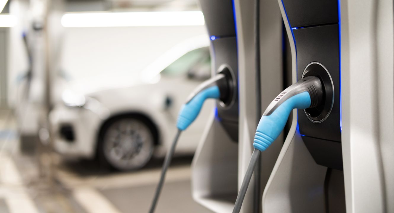 Auf dem Bild sind Ladesäulen für E-Autos zu sehen.