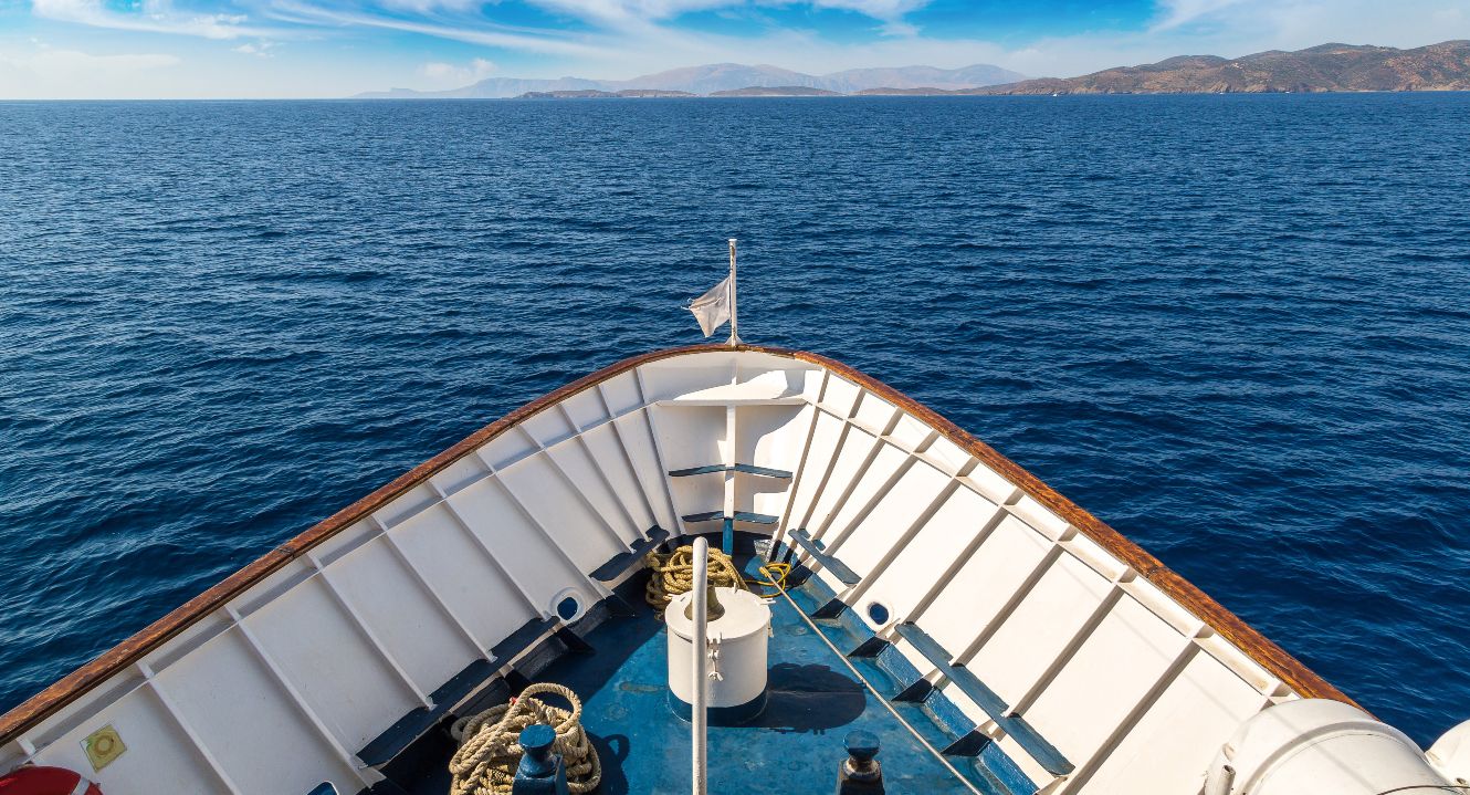 Auf dem Bild ist ein Schiffbug zu sehen.