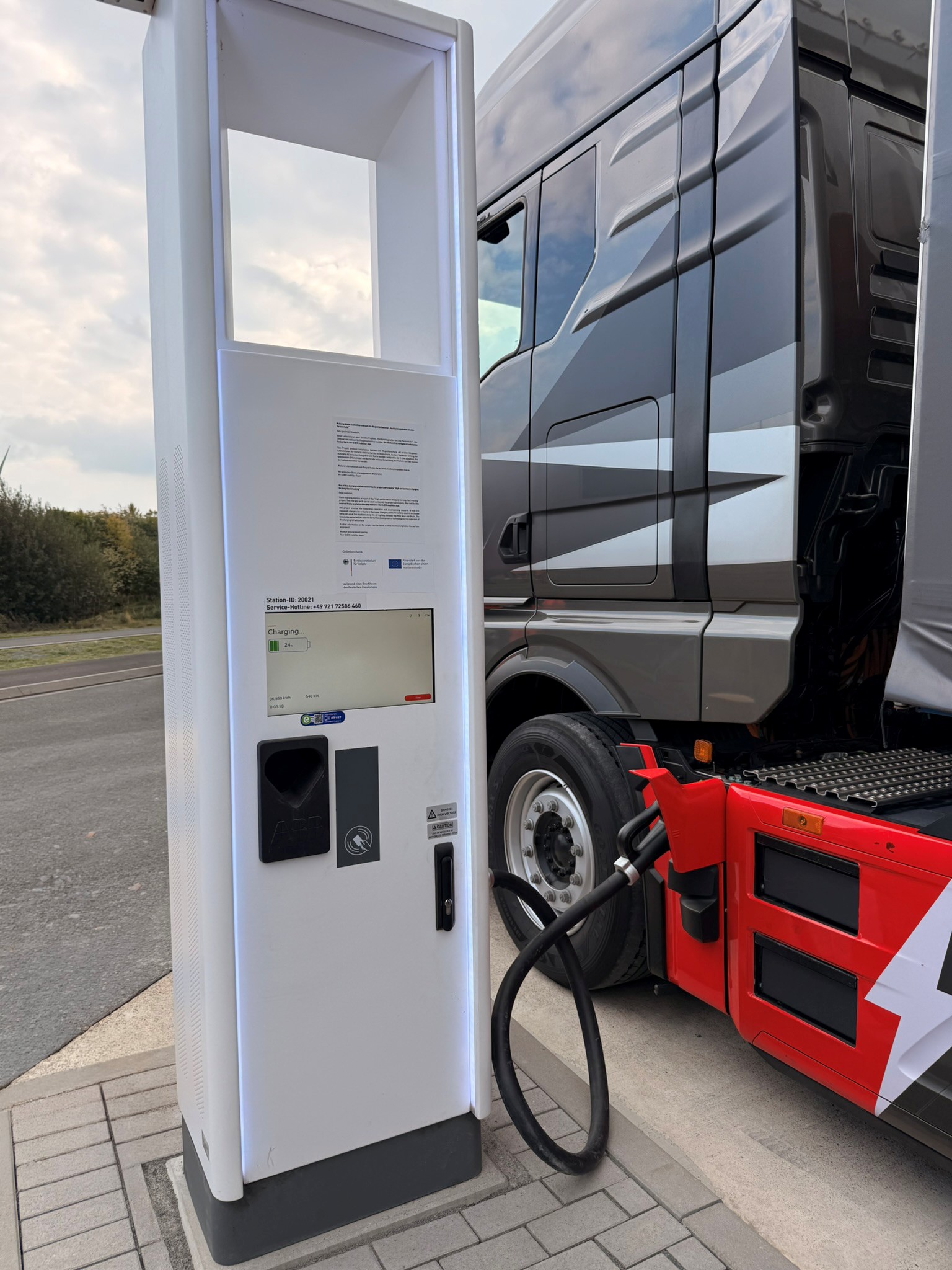 Das Bild zeigt eine Ladestation für schwere Lkw.