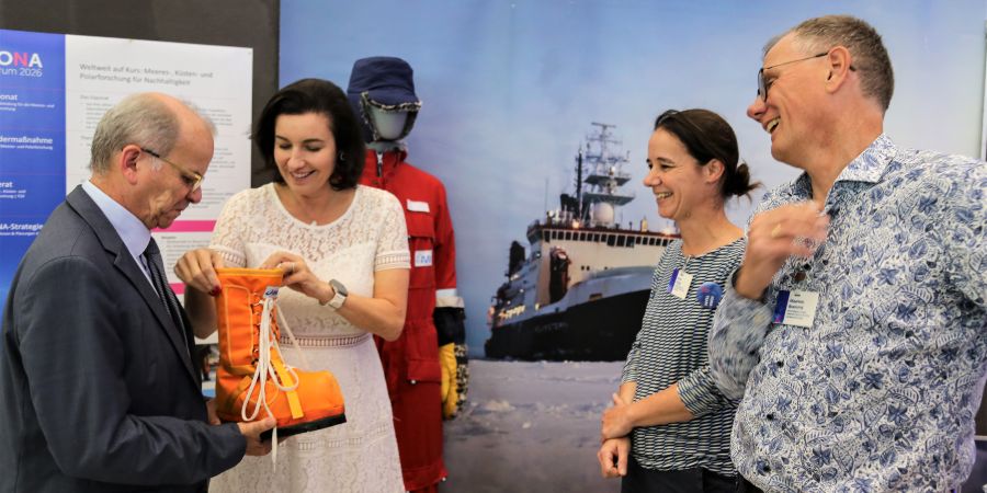 Das Bild zeigt die Bundesforschungsministerin Dorothea Bär auf dem FONA-Forum 2026.