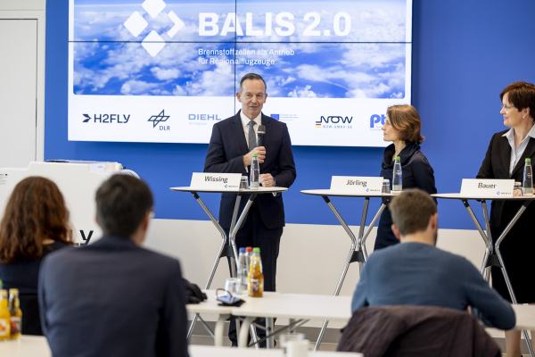 Das Bild zeigt Verkehrsminister Volker Wissing hinter einem Podium in ein Mikrofon sprechend. 