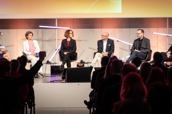 Das Bild zeigt Menschen auf der Bühne bei der Auftaktveranstaltung des Wissenschaftsjahres 2025. 