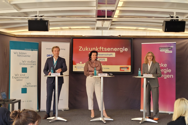 Bundesforschungsministerin Dorothee Bär eröffnet die aktuelle Ausstellung auf der MS Wissenschaft 