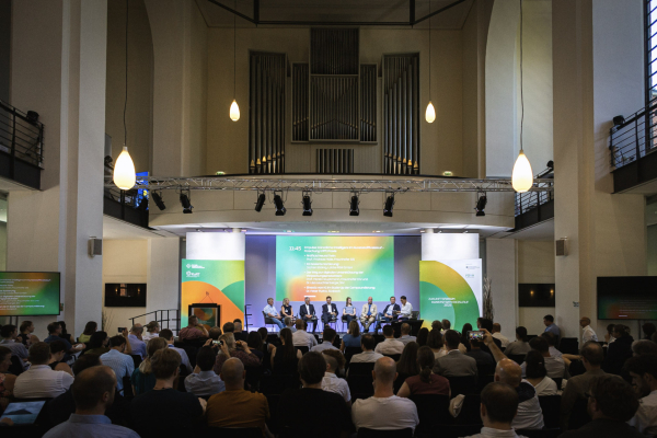 Mehrere Menschen sitzen auf der Bühne des Zukunftsforums 2025. 