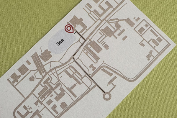 Ausschnitt eines Lageplans mit markiertem Eingang zum Veranstaltungsgelände des Tags der Neugier; gedruckt auf hellem Papier mit grünem Hintergrund. 